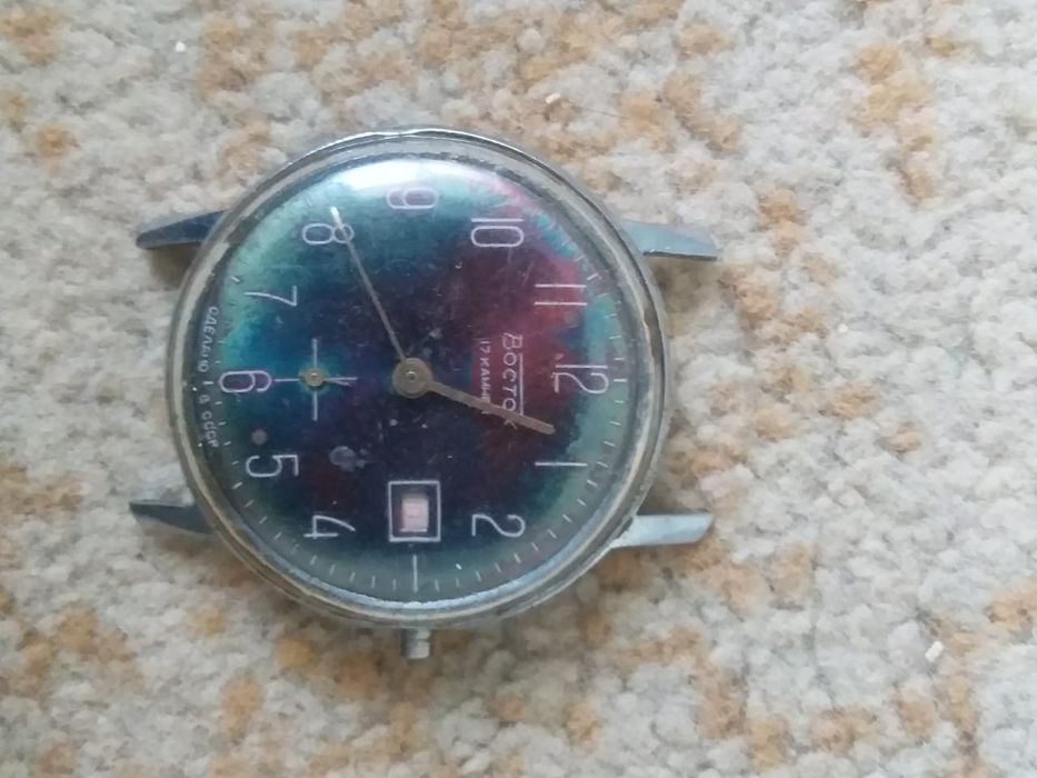 Часы настольные и наручные