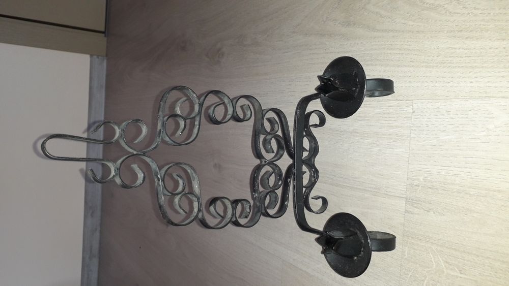 Метален свещник.