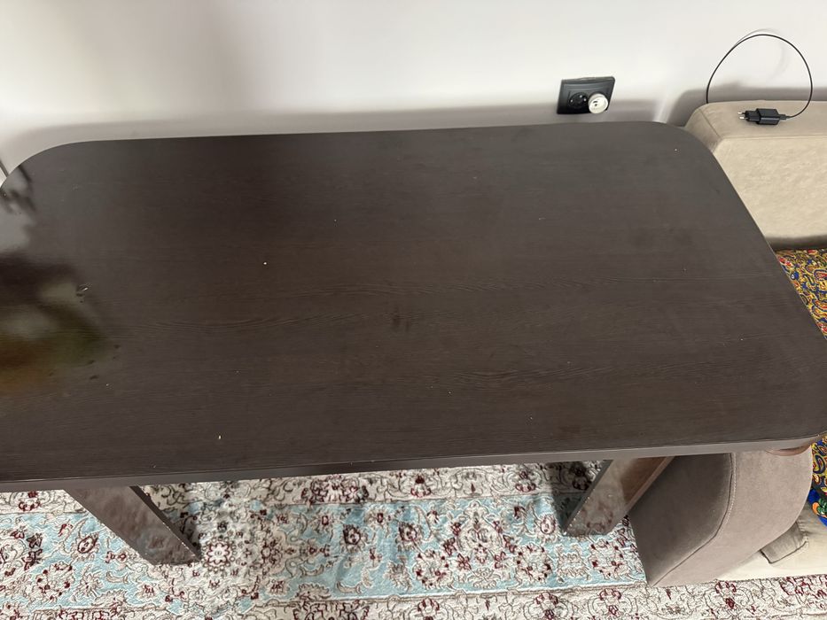 Стол коричневого цвета