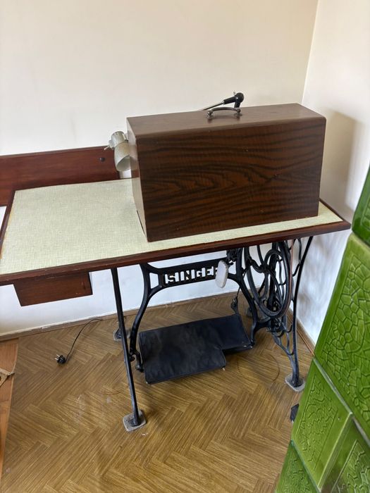 Mașină de cusut vintage Naumann – Stare de funcționare – Masă fontă Singer