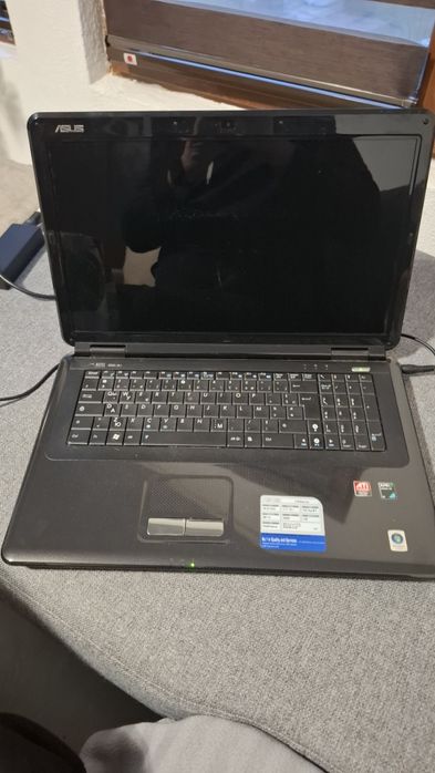 Лаптоп  ASUS  голям