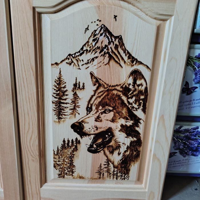 Ръчно пирографиран дървен шкаф - уникат