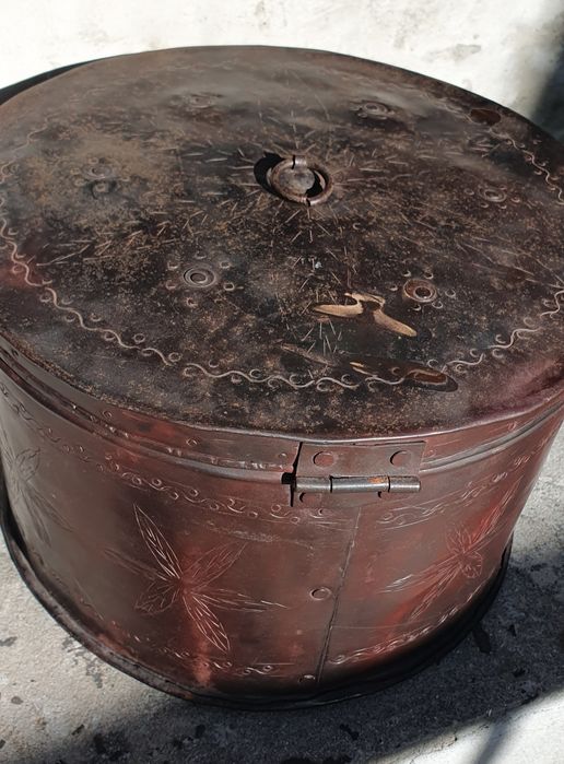 Старинна метална кутия