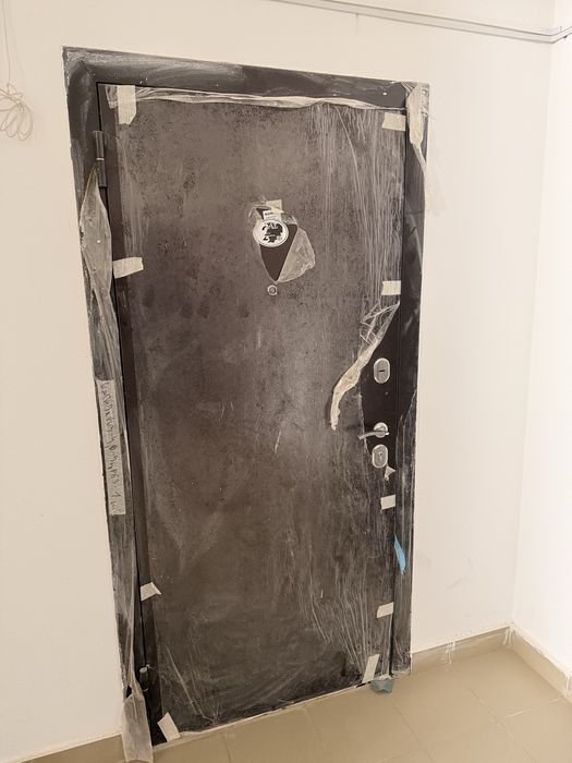 Продам входную дверь (левая)