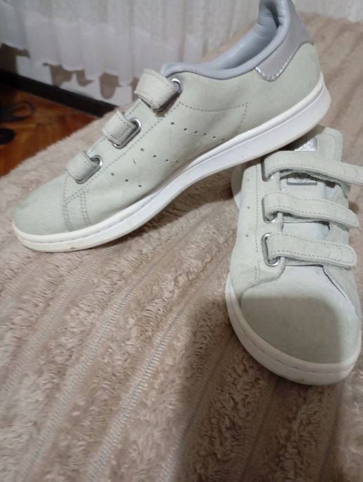 Суйчер и кецове на Адидас с нормални следи от употреба