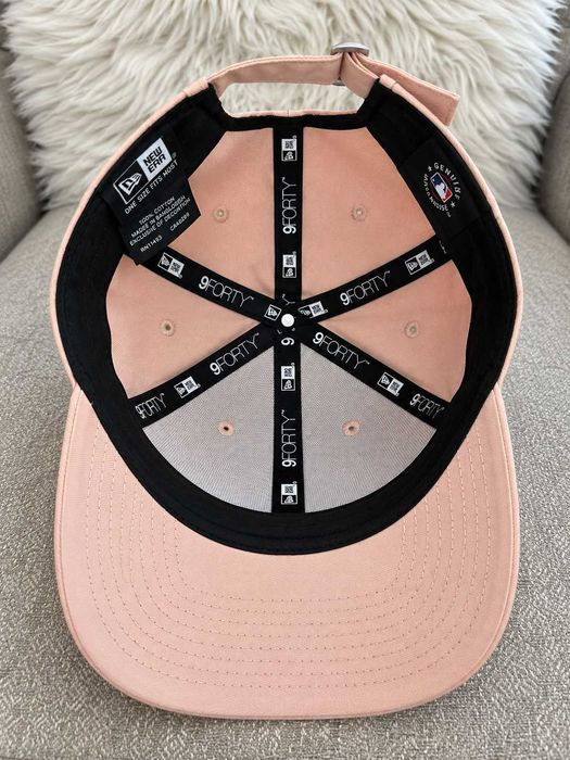 Șapcă New Era New York Yankees 9FORTY Adjustable roz pudrat, logo NY negru brodat, One Size, 100% bumbac