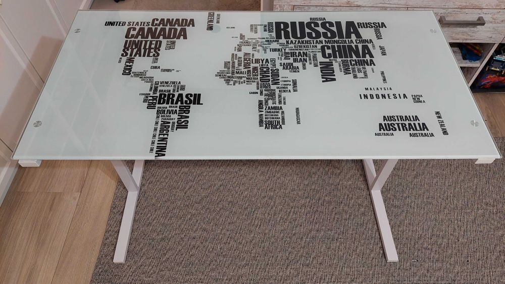 Birou harta lumii cu blat din sticlă securizată și cadru metalic alb