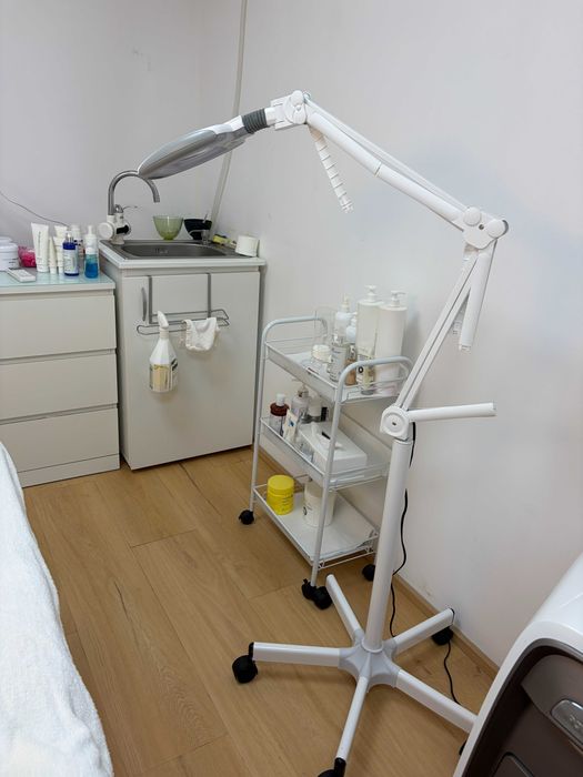 Lampa cu lupa pe stativ pentru cosmetica