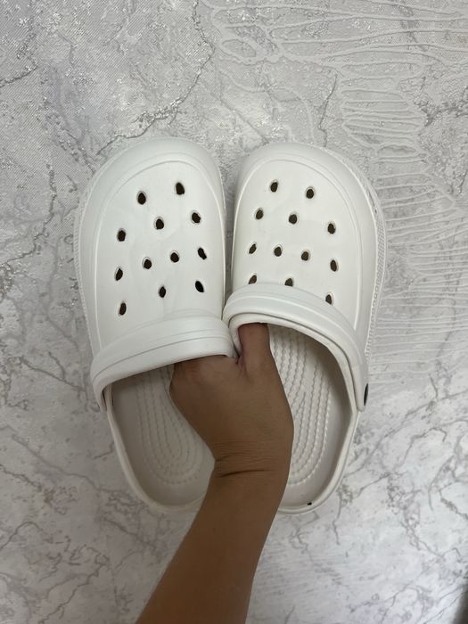 Новые кроксы белые