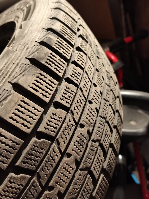 Продам зимние шины 2 шт р17
