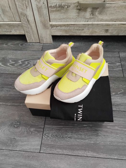 Предлага сникърси на Twinset, размер 37 слагани веднъж.