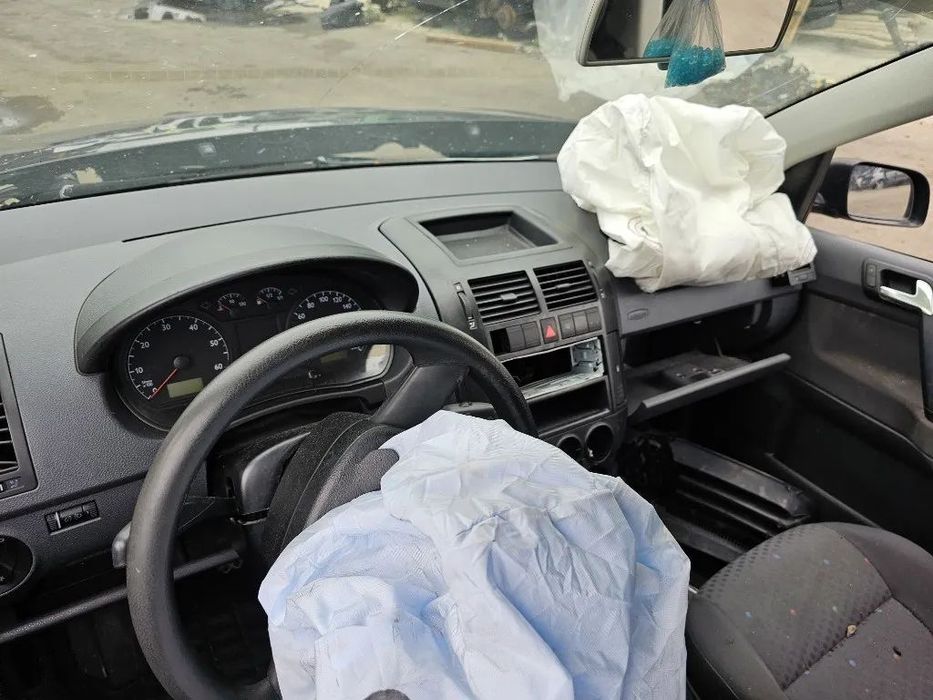 Dezmembrez Volkswagen Polo 9N 2003 motor 1.2 AZQ cutie de viteze manuala 5 trepte