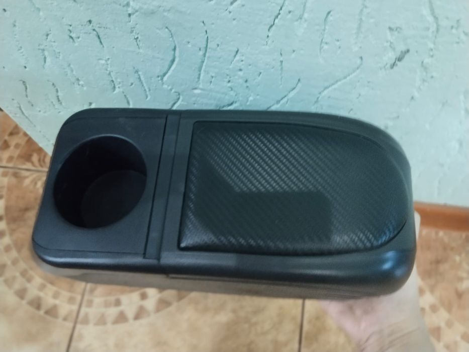 Подлокотник в авто универсальный