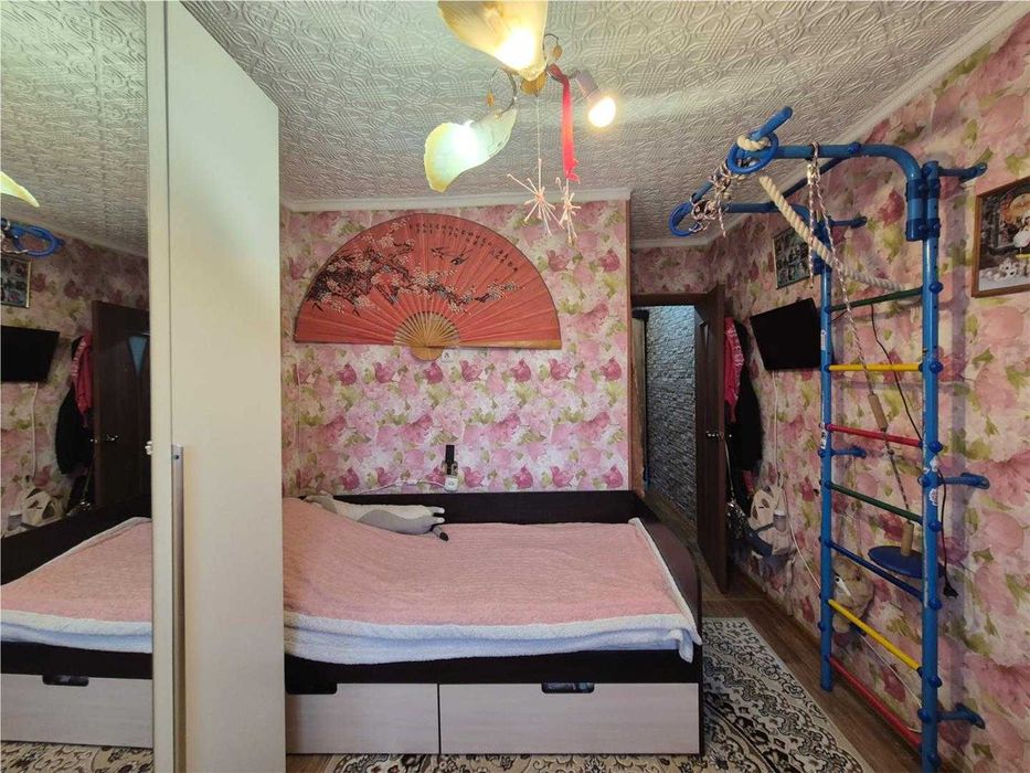 Продам 3 комн квартиру на 7 мкр