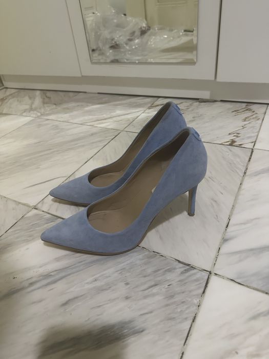 Велурени обувки Guess с тънък ток