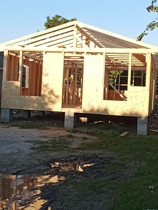 Vindem căsuțe de lemn cu living și bucătărie