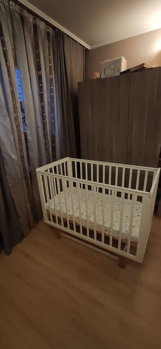 Детская кроватка с маятником