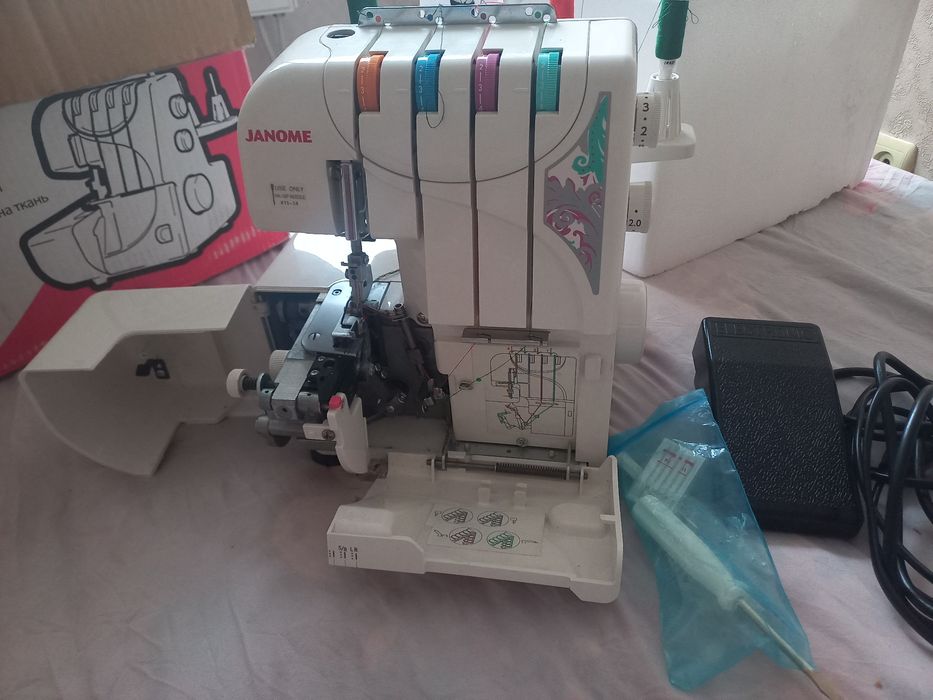 Оверлок машина Janome