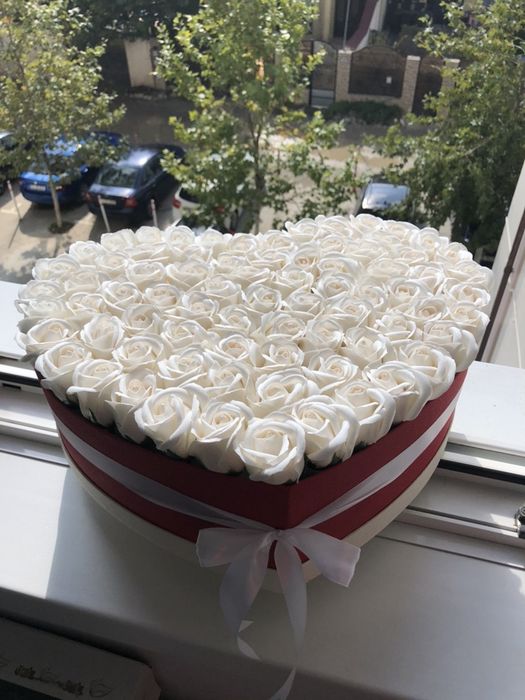 Cutie cu trandafiri in forma de inima 200 lei