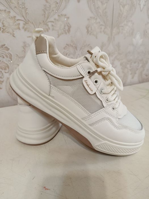 Женские кроссовки