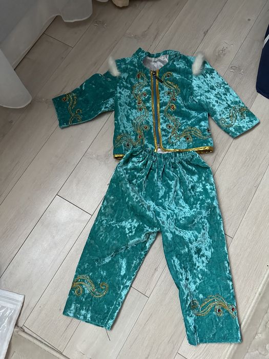 Қыздар жағажайда үлкен есектері бар