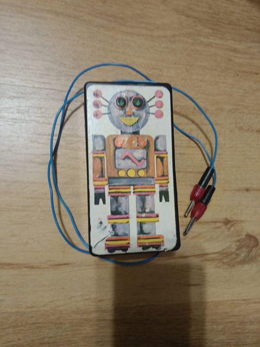 Стари играчки , пистолет и сметало