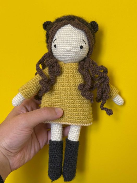Ръчно плетена кукла от мерино вълна