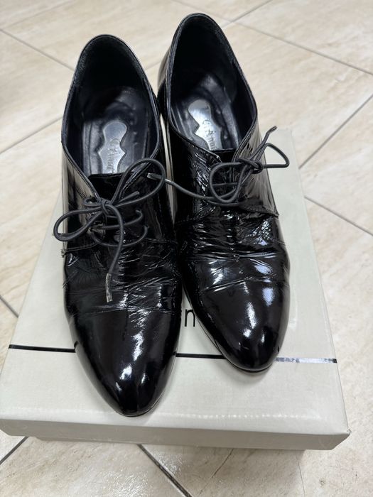 Дамски лачени обувки с ток!