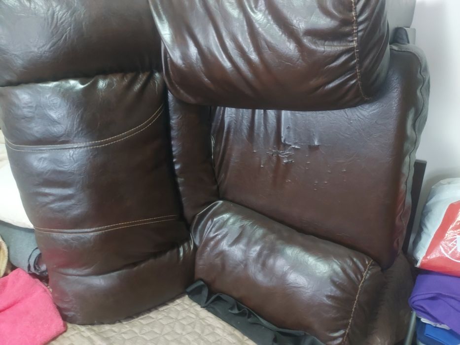 Canapea piele și un fotoliu