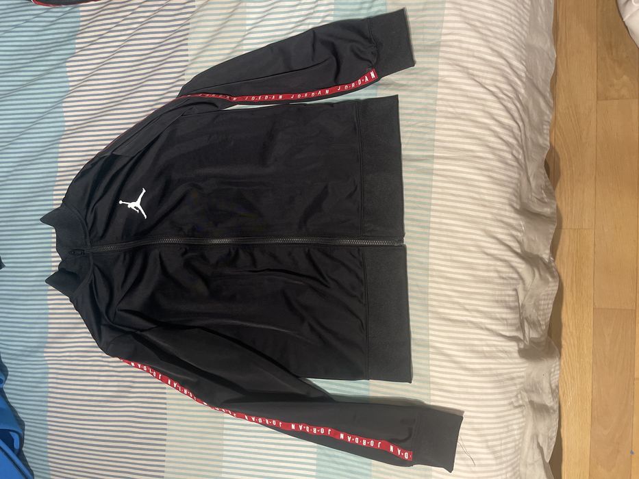 Compleu Jordan negru cu rosu