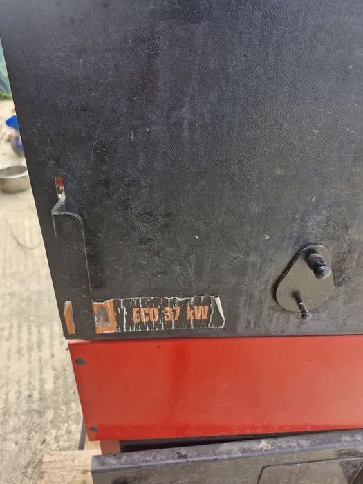 Vând centrală pe lemne