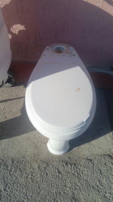 Продается унитаз, с крышкой,  без бочка
