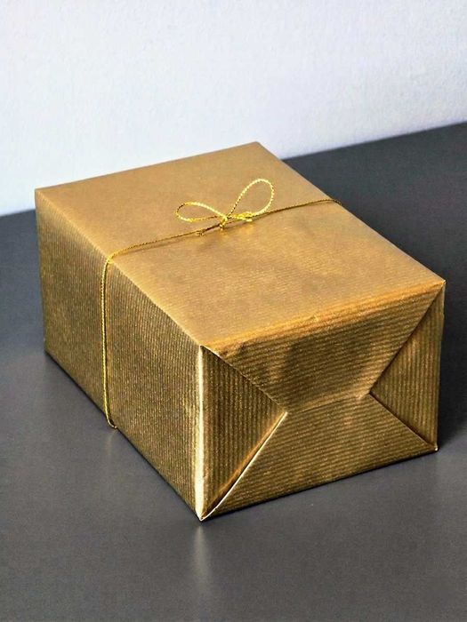 Идеалният Универсален Подарък: Дървена Кутия, Стойка за Телефон и Ferrero – Край на чуденето какво да подарите!