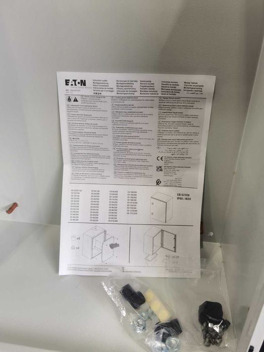 Кутия за превключватели и контролни апарати на Eaton