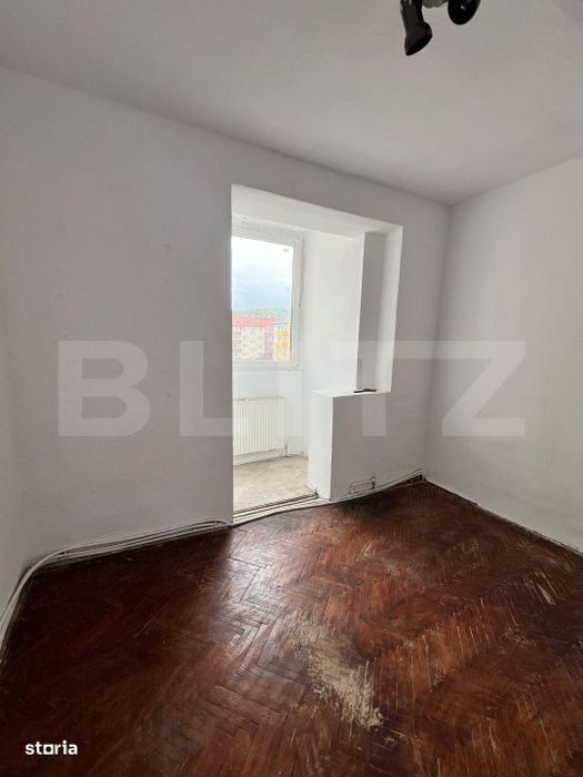 Apartament cu 4 camere, etaj 3, zona Sensul Vechi