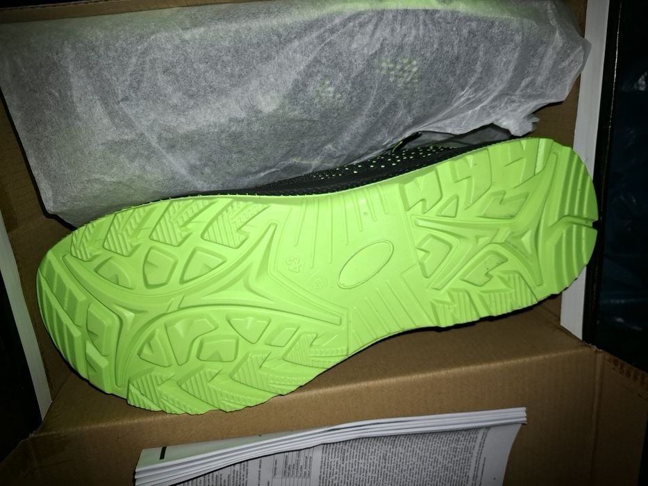 Продавам работни обувки със бомбе