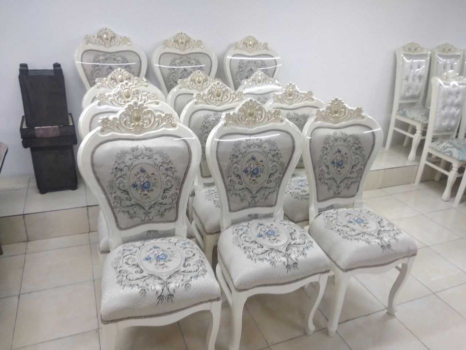 У меня есть друг человек который делает мебель новой.