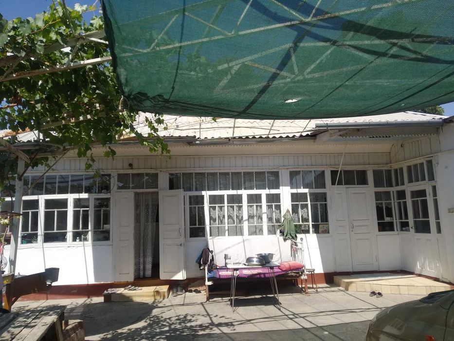 продаю частный дом с краю дороги пос Эски-Ташкент