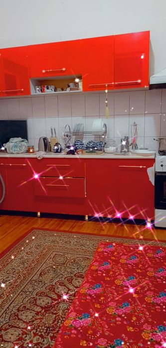 Orom bozori atrofidagi mahallada uy yonida dukoni bilan sotiladi