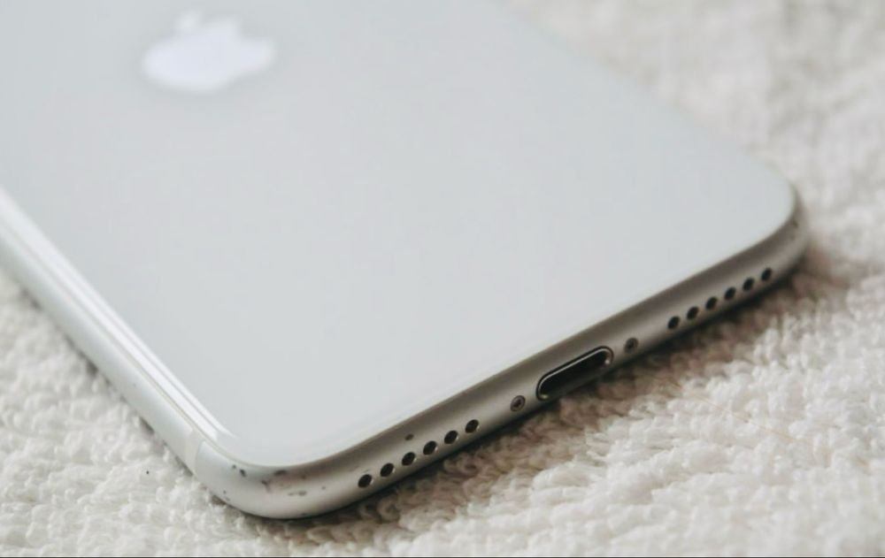 Продам iPhone SE 2 64gb