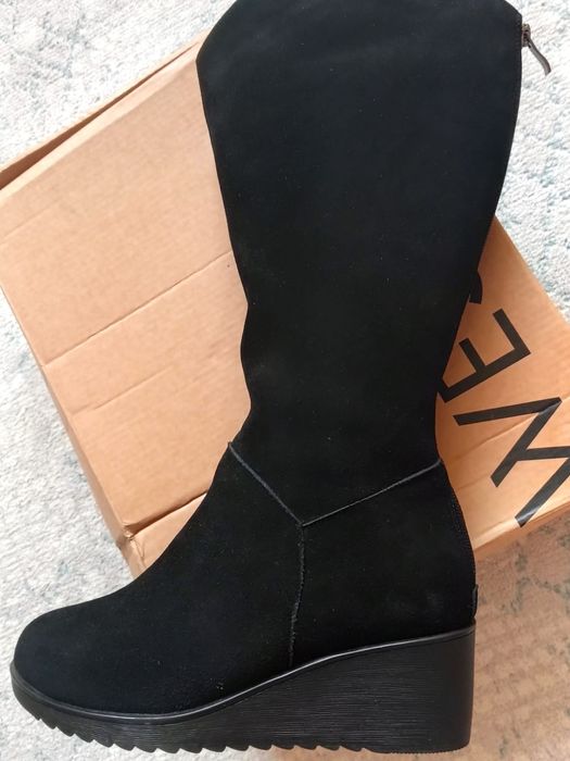 Продам  женскую зимнюю обувь