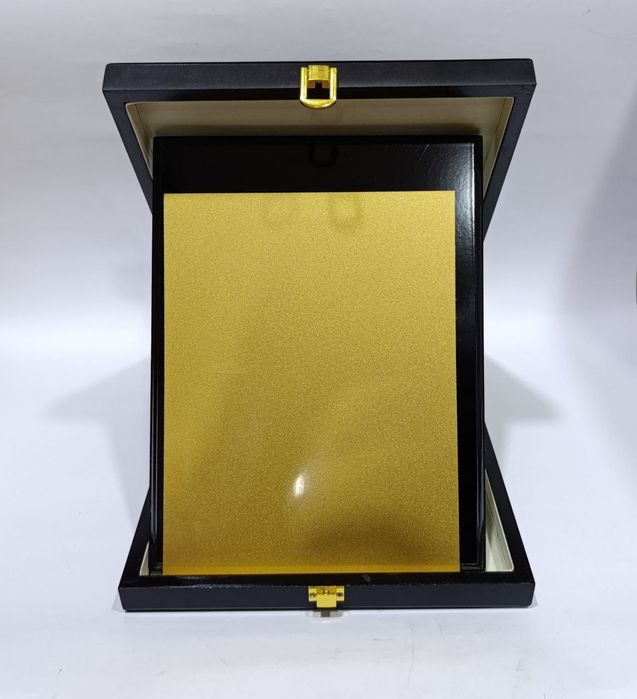 Подарочная плакетка с металлической табличкой