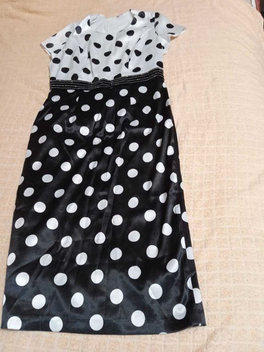 продается костюм..платье и пиджак и другие костюмы