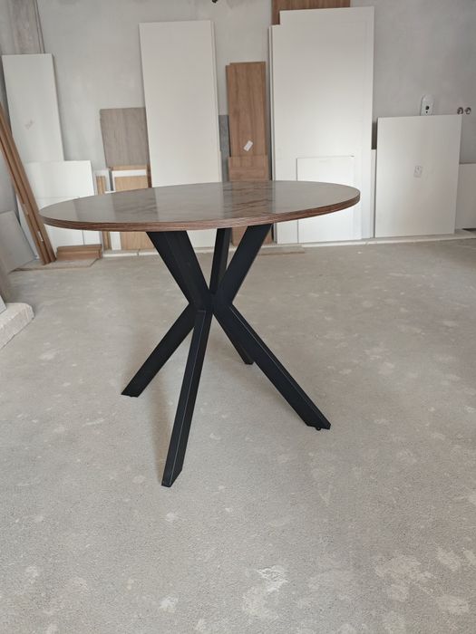 Masa rotunda nuc închis