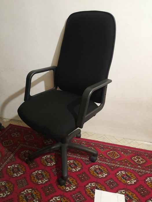 Продаются офисное кресло в рабочем состоянии.
