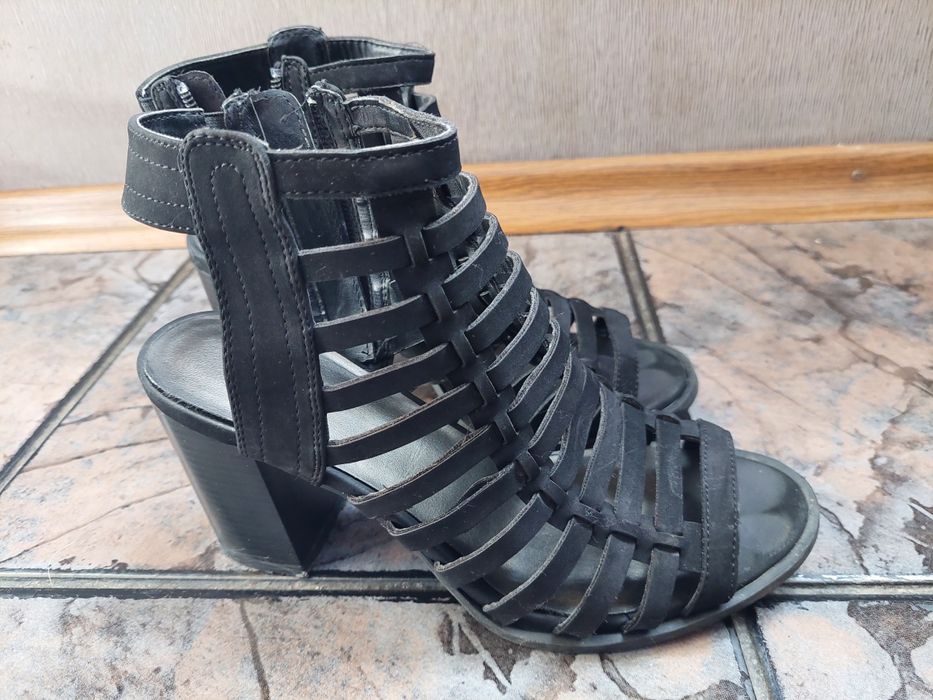 Черни изрязани сандали