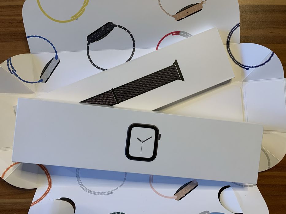 Apple Watch Series 4 44mm Space Gray Aluminium, Black Sport Loop, GPS
