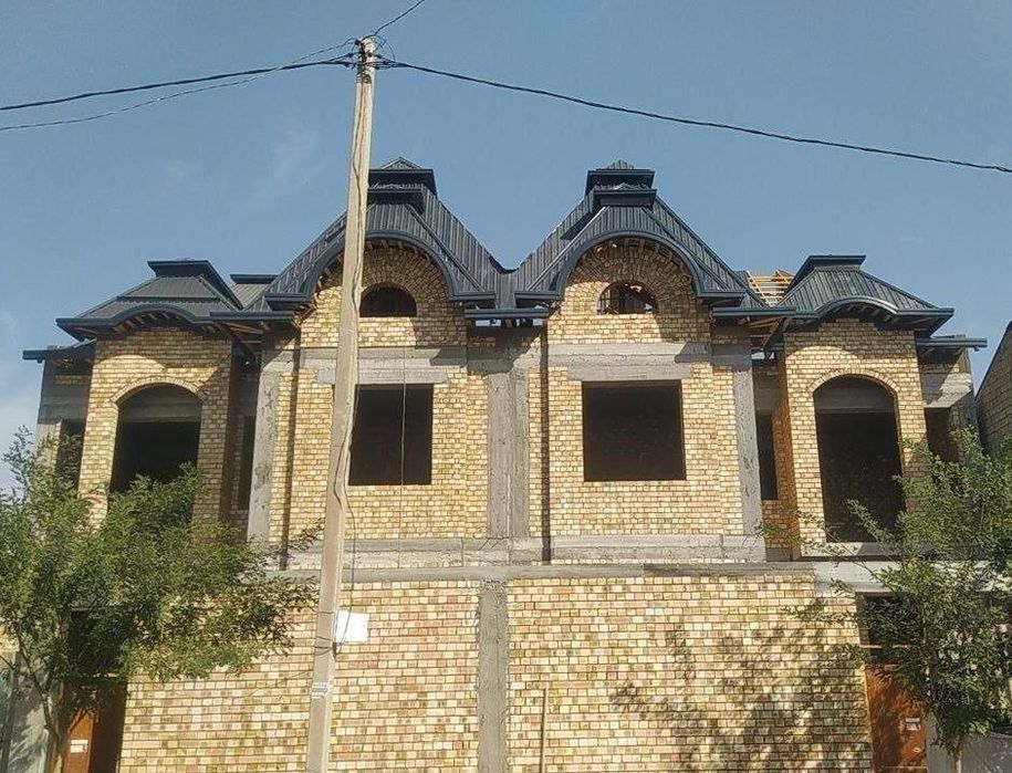 Янги хаетский район 3-этажный дом коробка 2-сотки 5-комнат.