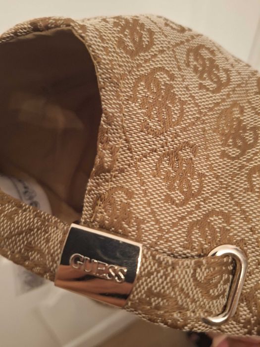 Шапка Guess тренд