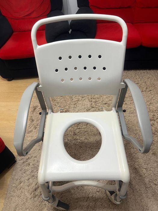 Scaun de toaleta & dus cu galeata detasabila din plastic cu roti